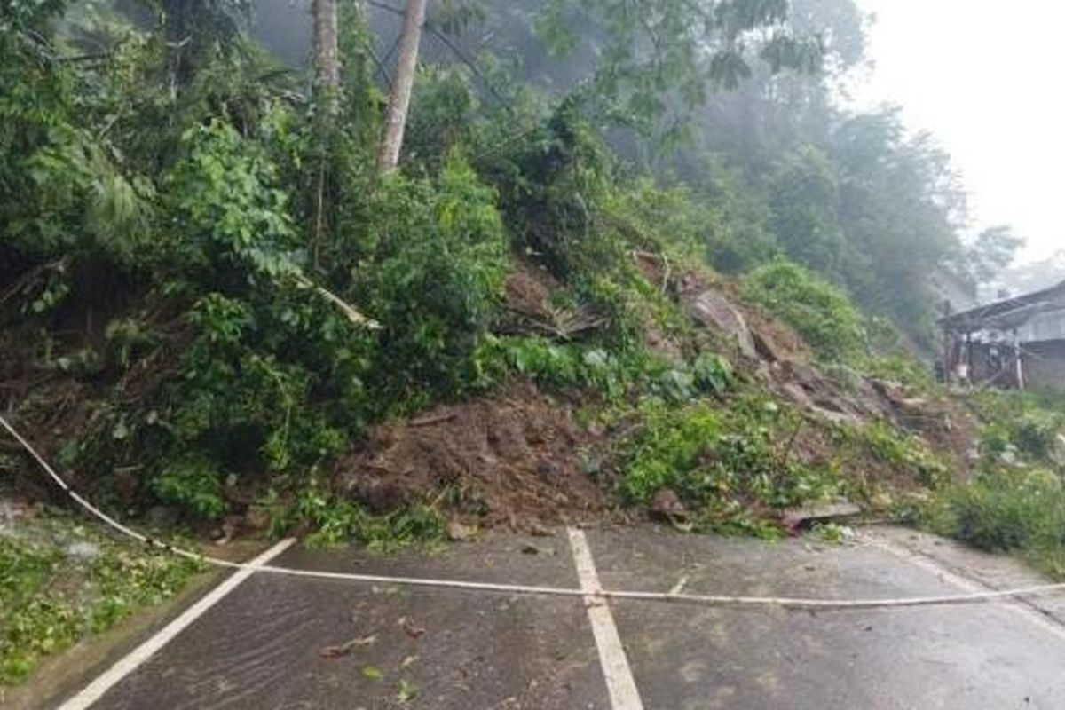 Hujan deras yang mengguyur Kabupaten Toraja Utara, Sulawesi Selatan, Senin (8/4/2024) malam membuat tebing di Kelurahan Tallang Sura, Kecamatan Buntao, Toraja Utara, Sulawesi Selatan longsor, Selasa (9/4/2024)