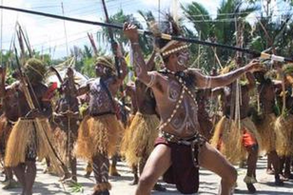 Tari Perang yang dipentaskan di Festival Danau Sentani, Jayapura, Papua, Selasa (19/6/2012).