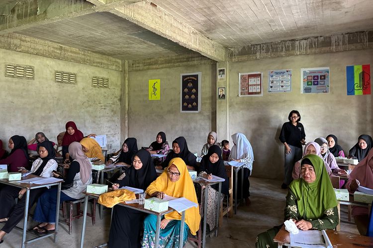 Suasana di kelas saat pelatihan literasi keuangan.