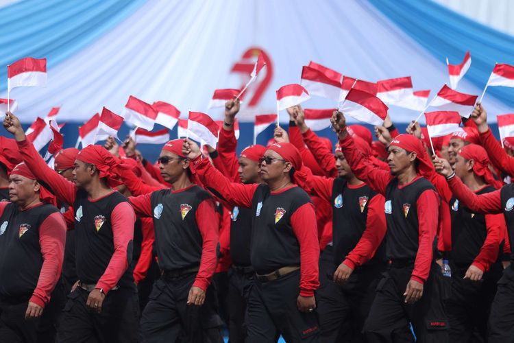 Defile kepolisian dan elemen masyarakat dalam acara HUT ke-79 Bhayangkara di Silang Monas, Jakarta Pusat, Selasa (1/7/2025). Tema besar tahun ini mengusung slogan polri untuk masyarakat.