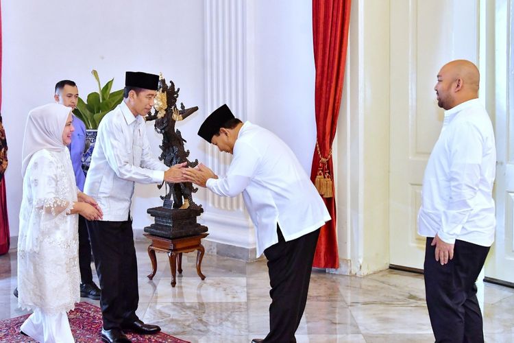 Presiden Joko Widodo saat bersalaman dengan Menhan Prabowo Subianto saat open house di Istana Negara, Jakarta, Rabu (10/4/2024).