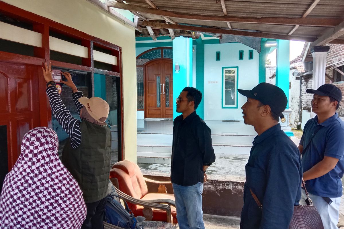 Pencocokan dan penelitian (coklit) data pemilih oleh Pantarlih di Banyuwangi.