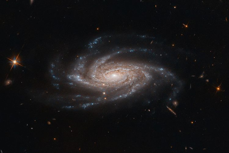 Galaksi Spiral NGC 2008. Ilmuwan melacak asal pancaran radio di luar angkasa menggunakan Teleskop Luar Angkasa Hubble, yang ternyata berasal dari galaksi spiral. Galaksi spiral adalah galaksi umum yang ada di alam semesta, salah satunya Galaksi Bima Sakti.
