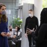 Tampilan Anggun Kate Middleton Padukan Gaun dengan Masker