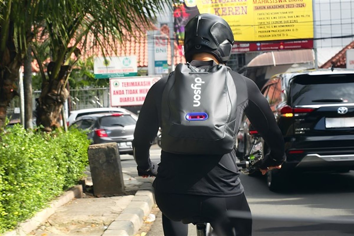 Bima Aryo menggunakan Dyson Air Quality Backpack saat Bersepeda