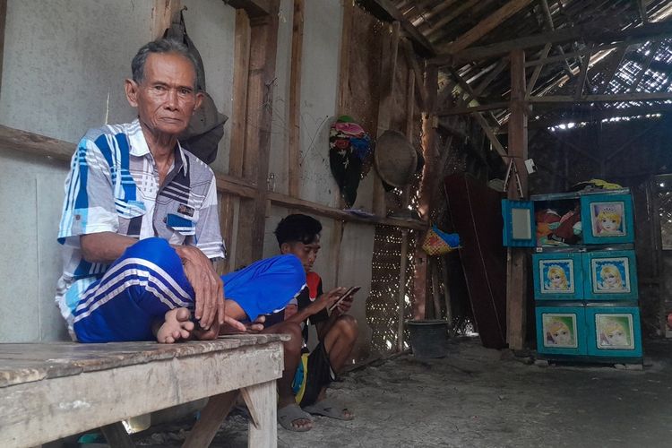 Sarta, kakek remaja yang berkelamin ganda di Karawang, Jawa Barat, Rabu (21/5/2025).