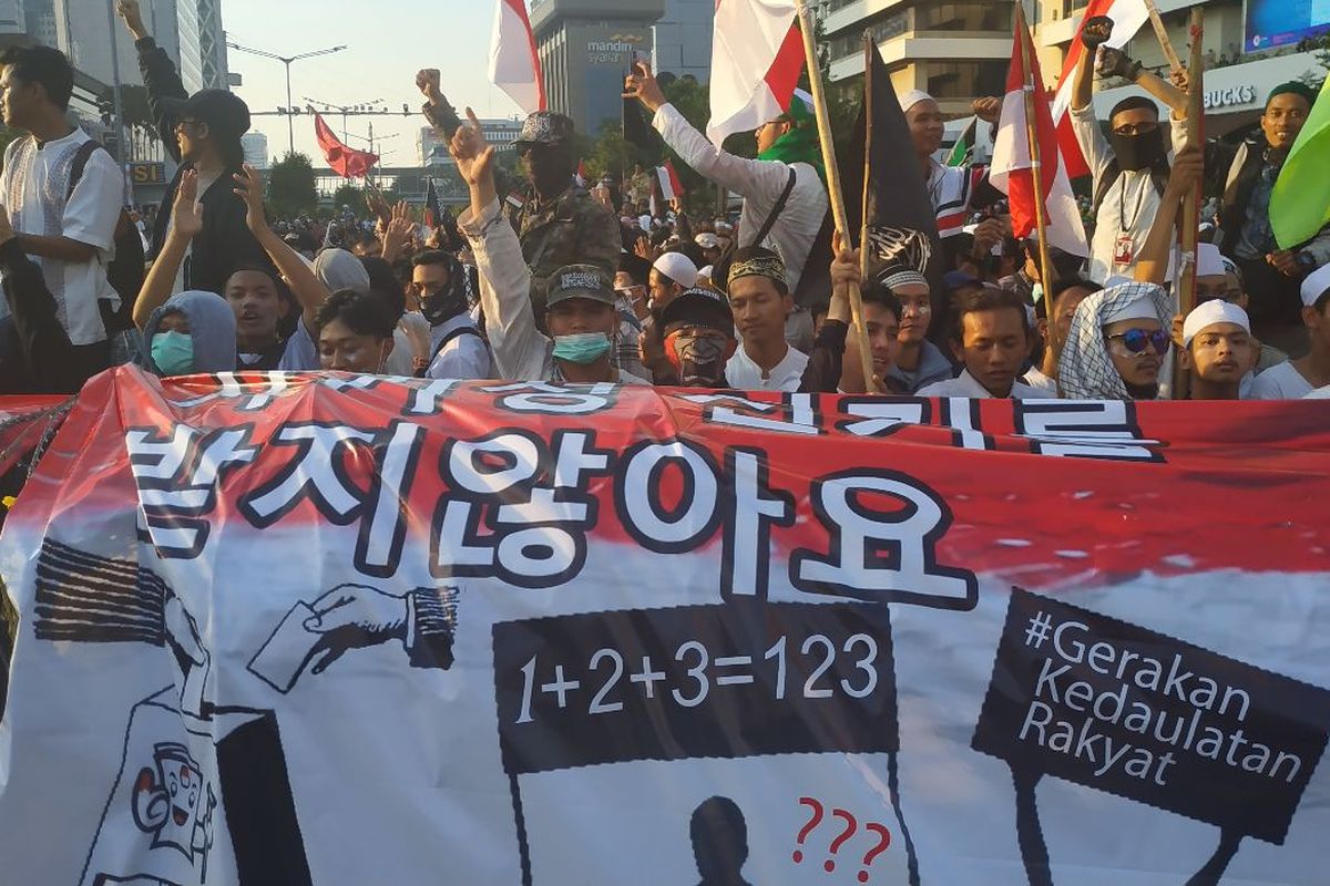 Salah satu spanduk protes berbahasa Korea yang dipasang massa demo Bawaslu di pagar kawat berduri yang merentang di dua ruas jalan MH Thamrin, Jakarta Pusat, Rabu (22/5/2019).