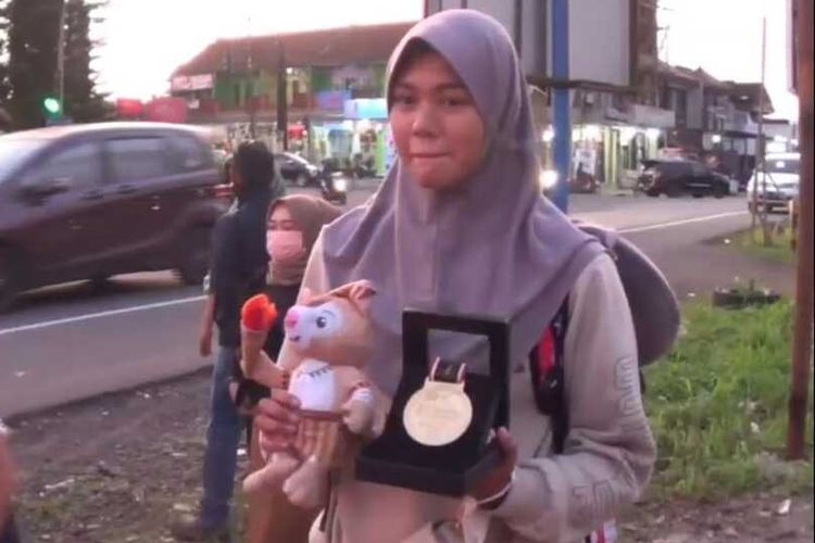 Seorang atlet asal Ciamis peraih medali emas PON Papua sengaja pulang memakai bus karena tak mau ada penjemputan oleh Pemkab Ciamis pada Rabu (13/10/2021).