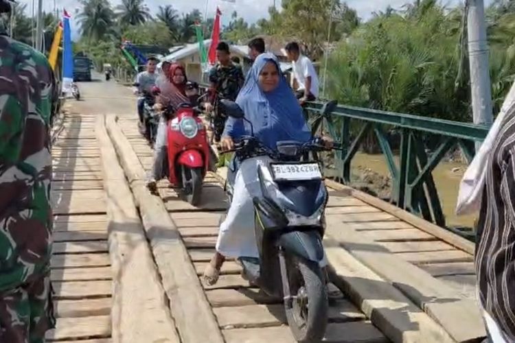 Tentara Nasional Indonesia (TNI) merampungkan pembangunan jembatan bailey di Gampong Matang Bangka, Kecamatan Jeunieb, Kabupaten Bireuen, Aceh, Minggu (21/12/2025). 