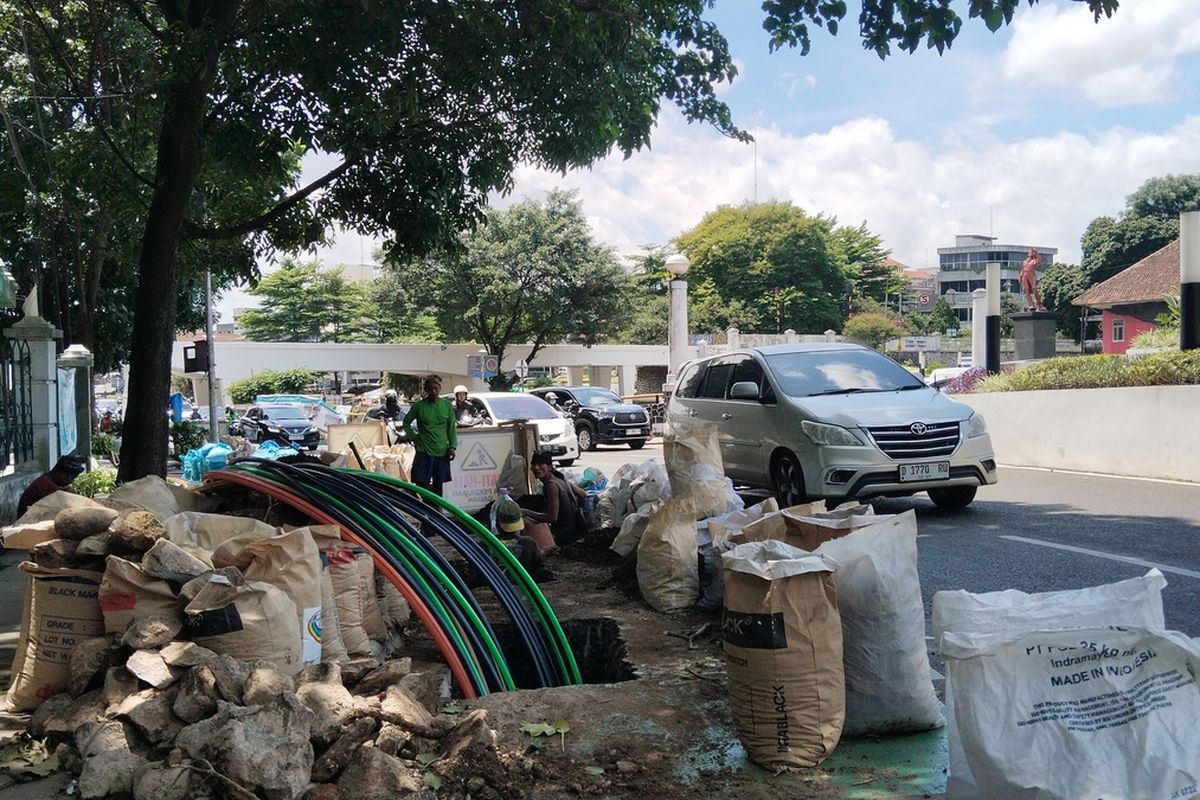 Sejumlah jalan di Kota Bandung rusak akibat galian kabel IPT