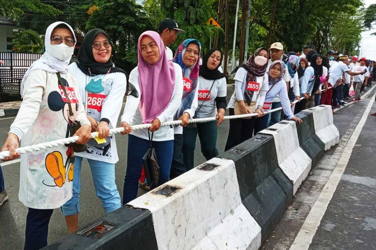 Lomba tarik tambang yang diselenggarakan Ikatan Alumni Universitas Hasanuddin (IKA UNHAS) Sulawesi Selatan yang bakal memecahkan rekor Museum Rekor Dunia Indonesia (MURI) melibatkan 5.000 orang, 1 orang peserta meninggal dunia dan beberapa orang lainnya luka.