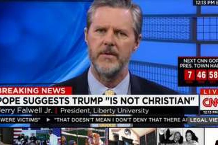 Jerry Falwell Jr, seorang penginjil terkemuka di Amerika Serikat sedang berbicara dalam wawancara dengan CNN.