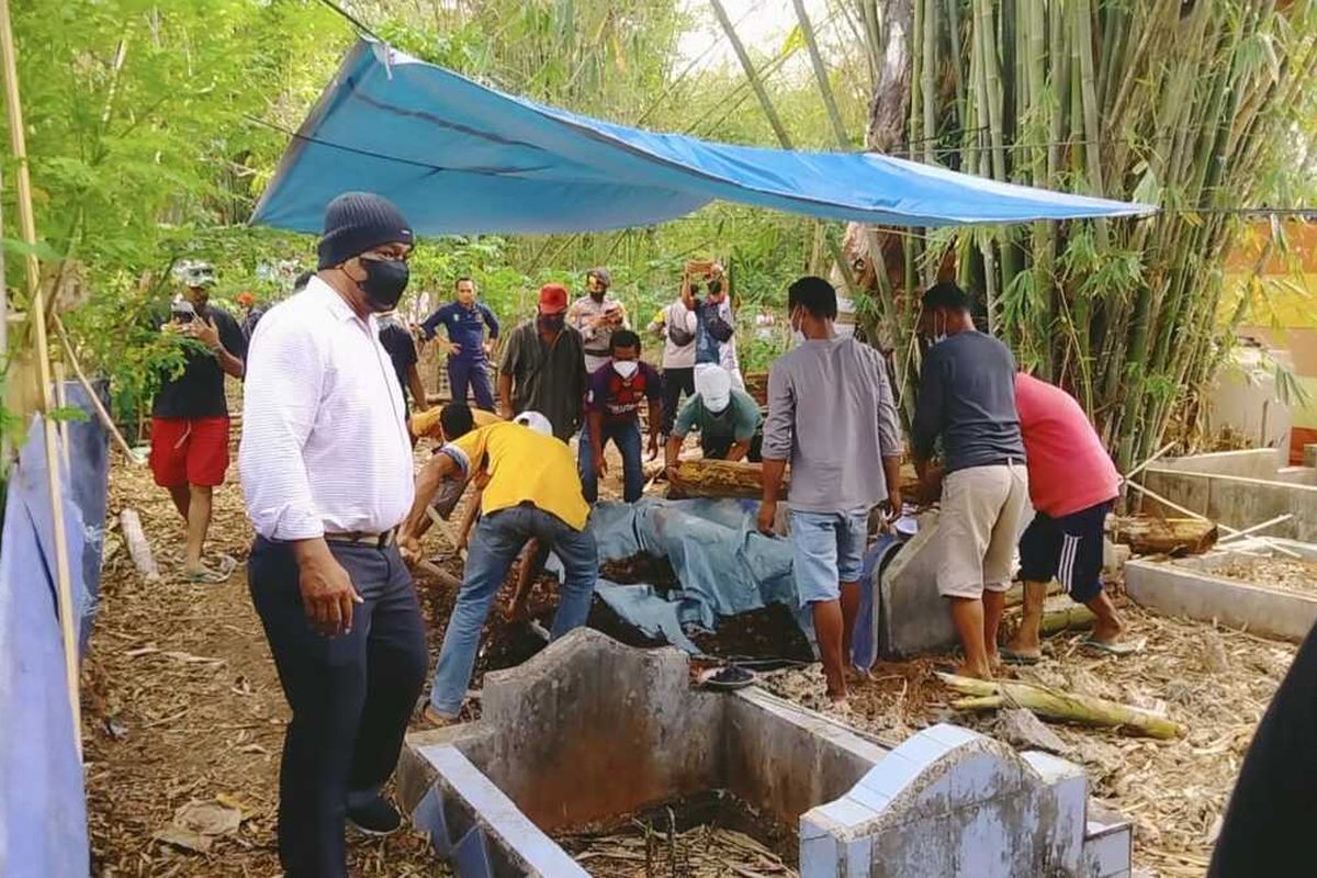 Polres Baubau melakukan otopsi terhadap jenazah MS (19) warga Kelurahan Lipu, Kecamatan Betoambari, Kota Baubau, Sulawesi Tenggara, yang tewas akibat kekerasan dalam rumah tangga (KDRT), Selasa (12/12/2023) sore.