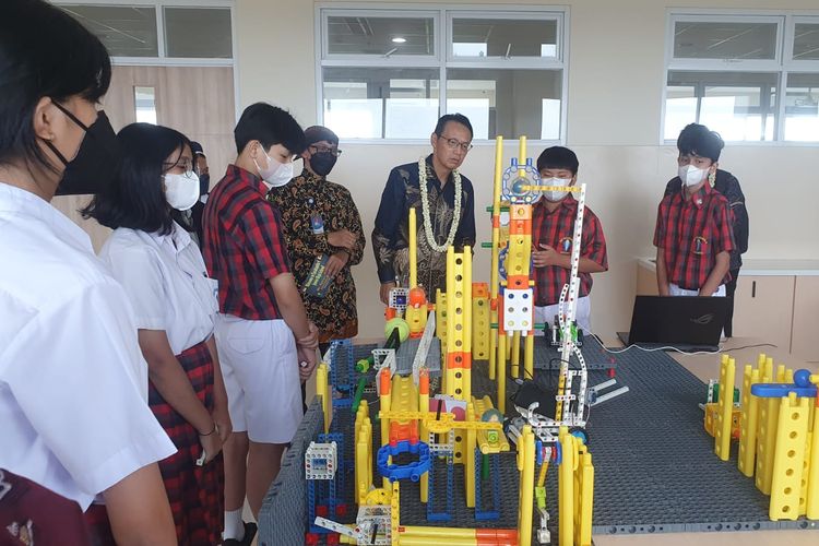 Duta Besar Jepang untuk Indonesia Kanasugi Kenji  mengadakan kunjungan kerja di SMP Tarakanita 4, Rawamangun Jakarta Timur, pada Kamis, 11 Mei 2023. 