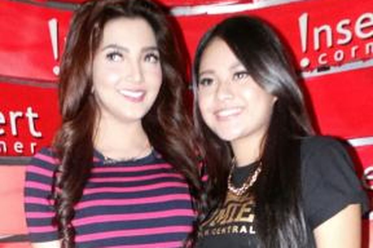 Titania Aurelie Nurhermansyah atau Aurel (kanan) dan Ashanty