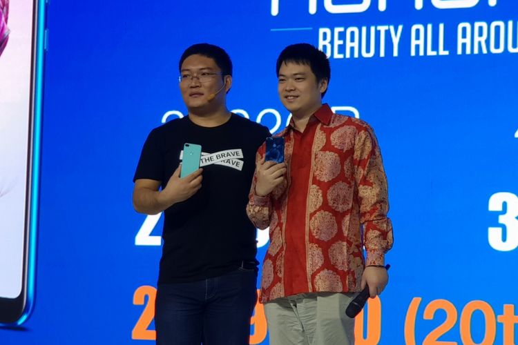 James Yang, Presiden honor Indonesia (kiri) dan Chris Feng, Global CEO Shopee Group dalam peluncuran Honor 9i di Jakarta, Selasa (18/9/2018).