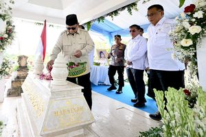 Prabowo Ziarah ke Makam Marsinah Ditemani Kapolri dan Menteri Jumhur Hidayat