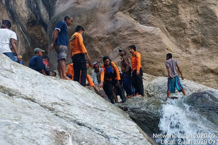 (NTT) Jenazah SRK (27), saat dievakuasi Tim SAR Kupang di  sungai, Desa Tutem Kecamatan Tobu Kabupaten Timor Tengah Selatan (TTS), Nusa Tenggara Timur (NTT), Selasa (2/6/2020)