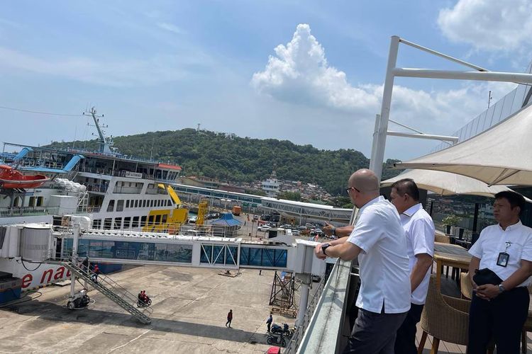 Direktur Utama ID Survey Arisudono Soerono saat mengecek kelaikan kapal yang mengangkut pemudik Lebaran 2023.