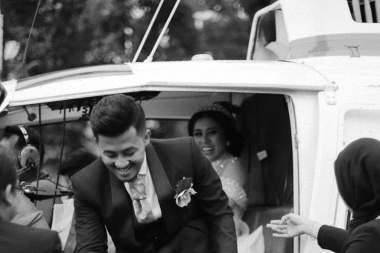 Pasangan pengantin yang menggunakan helikopter milik Polda Sumut dalam resepsi pernikahannya.
