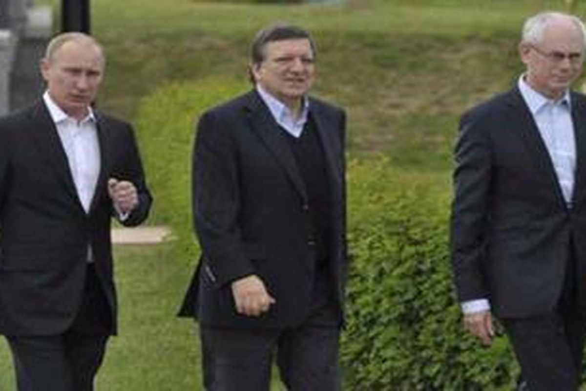 Presiden Rusia Vladimir Putin, bertemu petinggi Uni Eropa Juan Manuel Barosso (tengah) dan Herman van Rompuy.