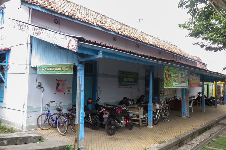 Eks Stasiun Ngabean di tengah Jalur Kereta Yogyakarta-Bantul (2016).