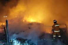 Kebakaran Lapak Pengepul Barang Bekas di Dekat Depo Pertamina Bikin Warga Berhamburan ke Luar Rumah