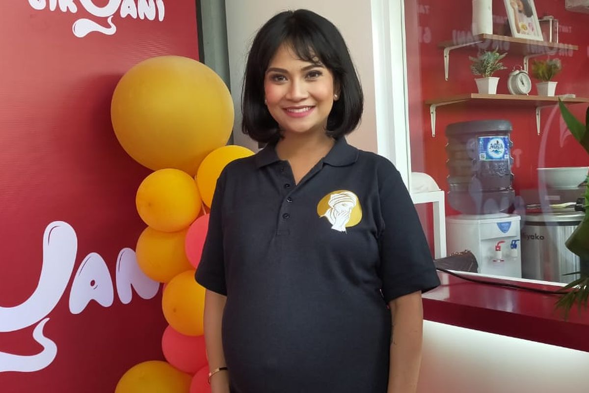 Vanessa Angel saat membuka gerai usaha kuliner di kawasan Bintaro, Jakarta Selatan.