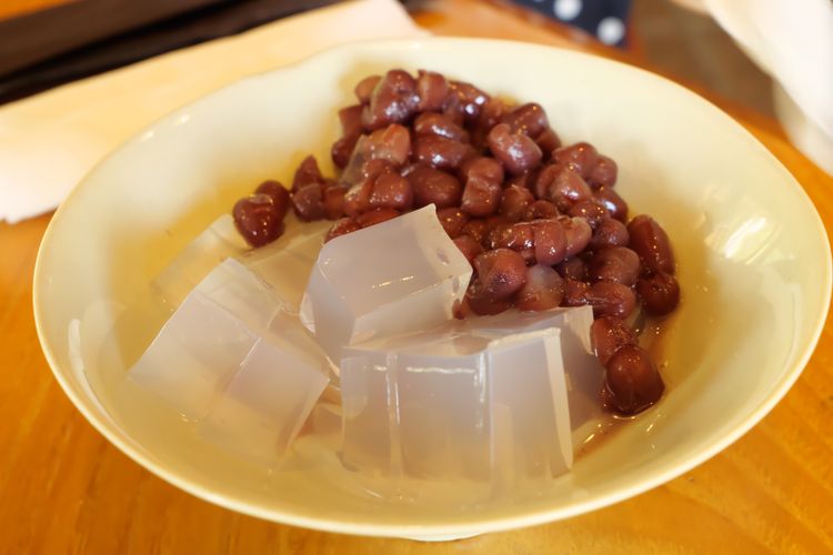 Ilustrasi anmitsu, wagashi atau dessert khas Jepang yang terbuat dari agar dan kacang merah. 