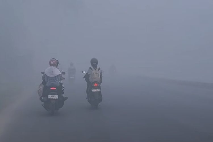 Karhutla Muncul di Jalan Menuju Bandara Syamsudin Noor Banjarbaru, Pemadaman Berlangsung hingga Dini Hari
