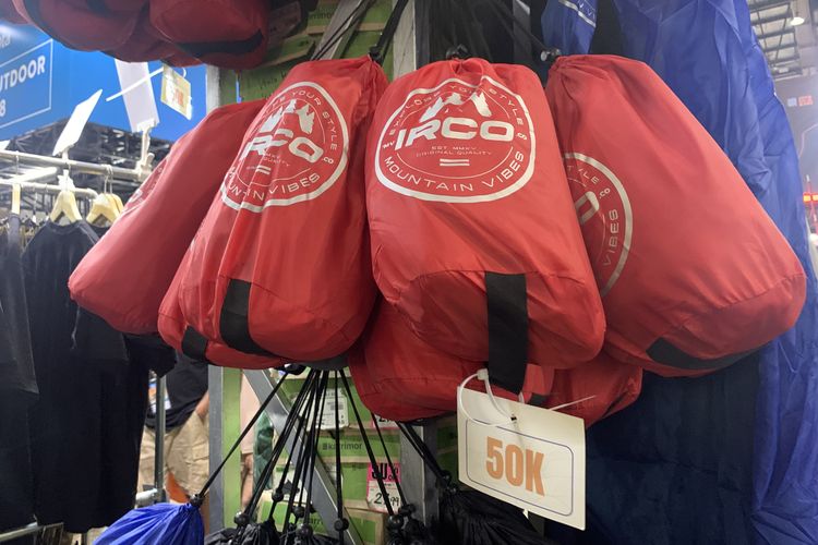 Sleeping bag termurah di Indofest 2025 bisa ditemukan di booth Irco Official. Harganya berkisar Rp 50.000-175.000.