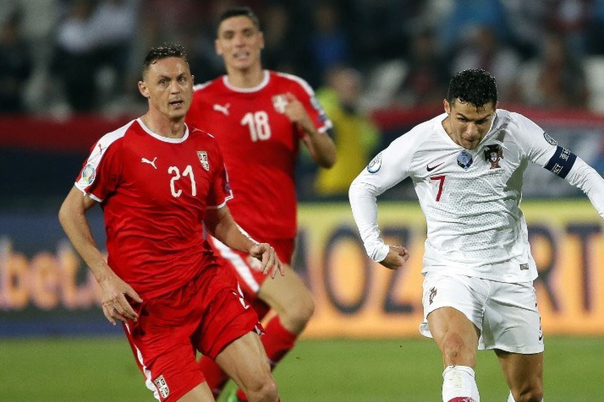 Cristiano Ronaldo melewati Nemanja Matic pada pertandingan Serbia vs Portugal dalam kualifikasi Euro 2020 di Beograd, 7 September 2019. 