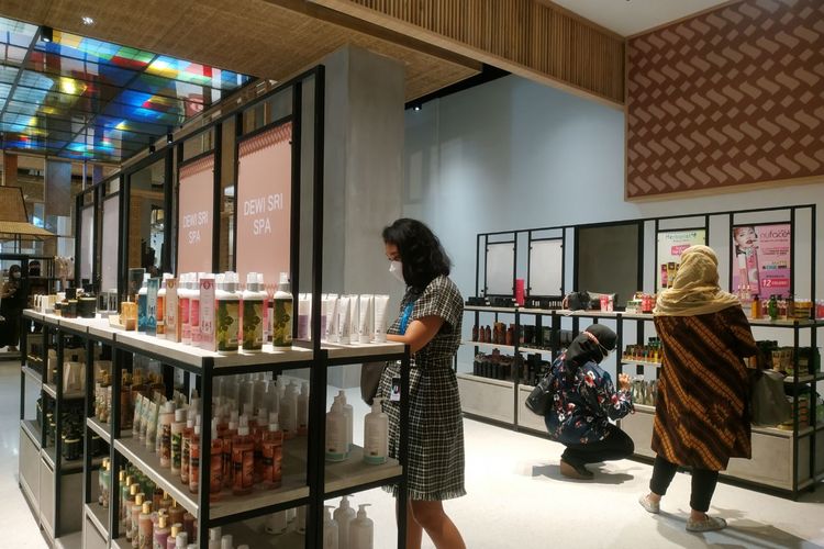 Pengunjung melihat-melihat produk lokal di area department store Sarinah di Jakarta Pusat, Senin (21/3/2022).