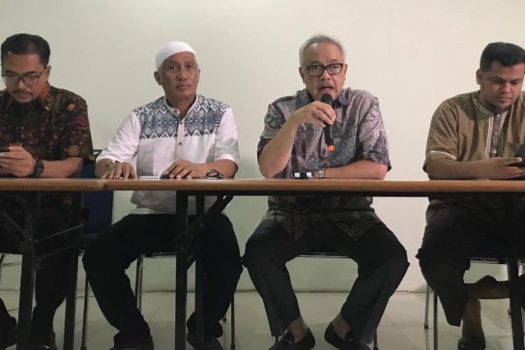 Kuasa hukum Abu Bakar Baasyir, Muhammad Mahendradatta (kedua dari kanan), di Kantor Law Office of Mahendradatta, di Jakarta Selatan, Senin (21/1/2019). 