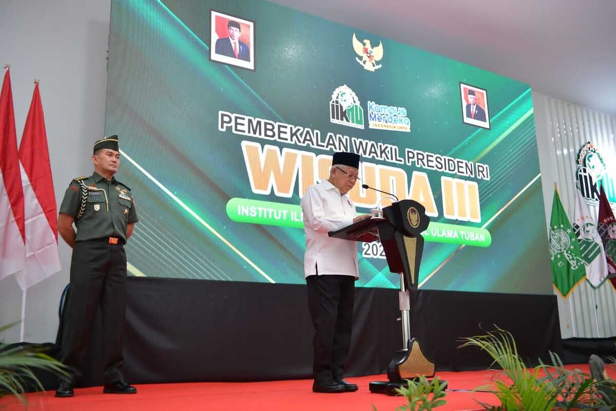 Wakil Presiden RI, KH Ma'ruf Amin memberikan sambutan dalam acara Pembekalan Wisuda III Mahasiswa Institut Ilmu Kesehatan NU Kabupaten Tuban, Jawa Timur, Kamis (10/8/2021).