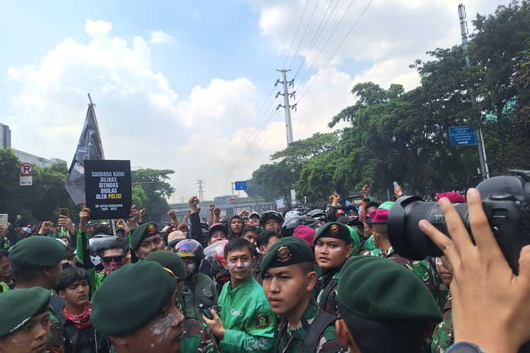 Situasi di Mako Brimob Kwitang Siang Ini: Tolak Mediasi, Massa Sempat Lempar Botol
