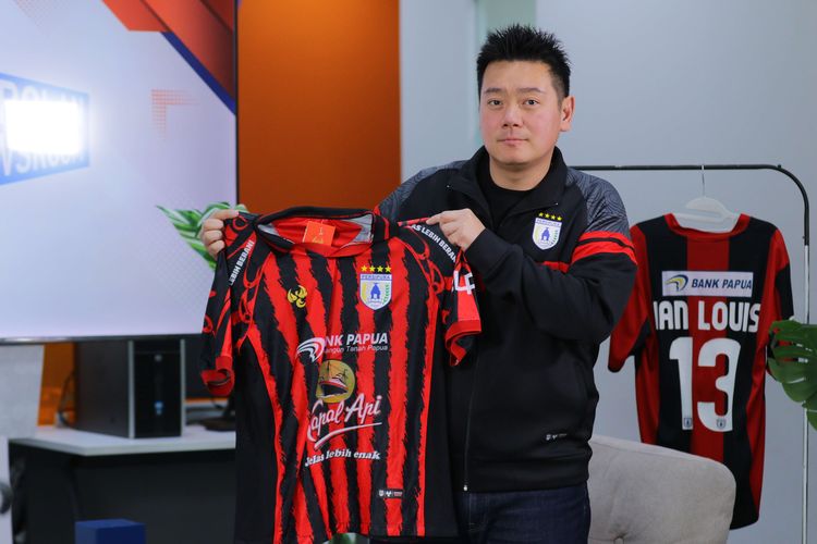 Manajer Persipura Jayapura Owen Rahadiyan berpose setelah diwawancara Kompas.com dalam program Sporty di Menara Kompas, Palmerah, Jakarta Pusat, Kamis (26/2/2026).