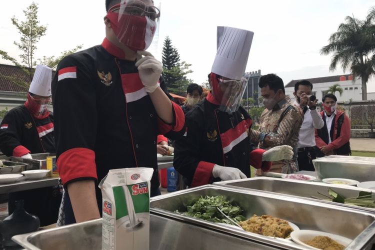 Sebanyak 50 chef membuat 7.500 nasi kotak yang akan dibagikan kepada orang yang membutuhkan dalam rangka peringatan HUT ke-53 RI.