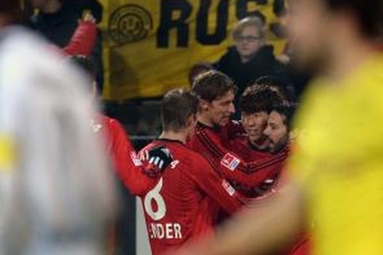 Pemain Bayer Leverkusen merayakan gol Son Heung-min dalam lanjutan Bundesliga 1 melawan Borussia Dortmund di Signal Iduna Park, Sabtu (7/12/2013). 