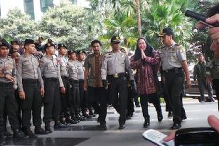 Gubernur Banten Ratu Atut Chosiyah memenuhi panggilan pemeriksaan Komisi Pemberantasan Korupsi, Jumat (11/10/2013) untuk diperiksa sebagai saksi dalam kasus dugaan suap pengurusan sengketa pemilihan kepala daerah di Lebak, Banten.