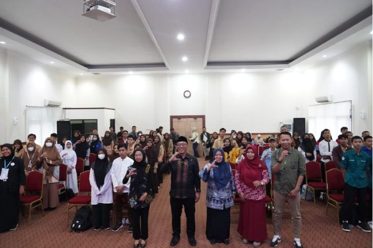 Wali Kota Cilegon Helldy Agustian menyosialisasikan program Beasiswa Full Sarjana S1 2023 ke perwakilan anggota OSIS SMA, SMK, dan MA se-Cilegon di Aula Setda II Kota Cilegon, Banten, Jumat (4/8/2023).
