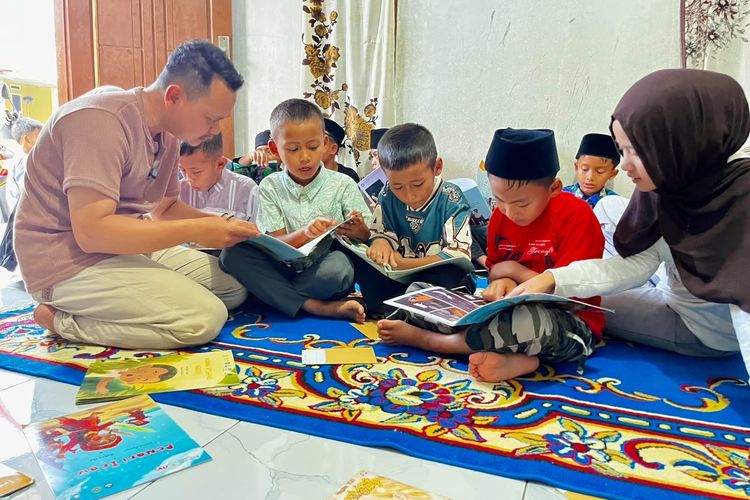 Kisah Ade, Penyuluh KB di Purwakarta yang Hidupkan Literasi dari Teras Rumah hingga Pelosok Desa