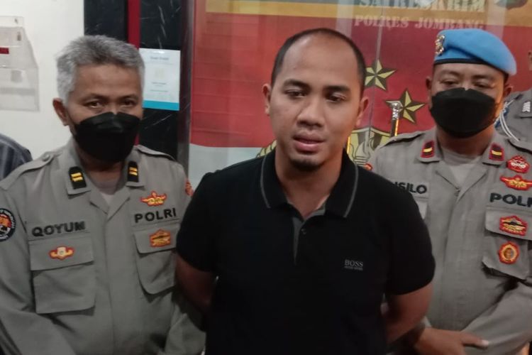 Kasat Reskrim Polres Jombang, Jawa Timur, memberikan keterangan terkait penanganan kasus penggerebekan oknum Mojokerto oleh warga karena bertamu di rumah istri orang, Selasa (26/7/2022).