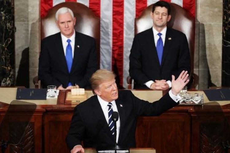Presiden AS Donald Trump berpidato untuk pertama kalinya di Kongres AS, Selasa (28/2/2017) atau Rabu (1/3/201). Di belakangnya adalah Wakil Presiden Mike Pence (kiri) dan Ketua DPR AS, Paul Ryan.