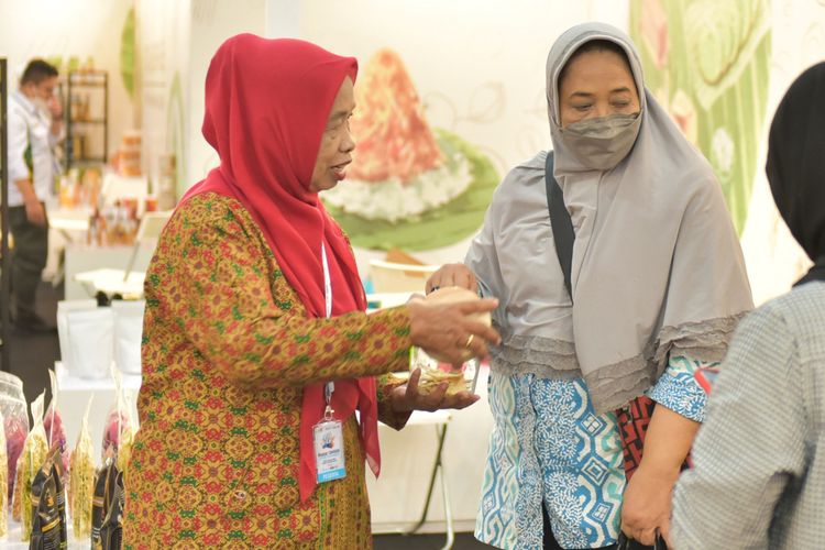 Mulitina Tumini (kiri), pemilik UMKM makanan ringan merk Keripik Macho Eliza binaan Semen Baturaja, mengikuti Bazar UMKM Untuk Indonesia 2023 yang diselenggarakan oleh Kementrian BUMN di Gedung Sarinah, Jakarta.