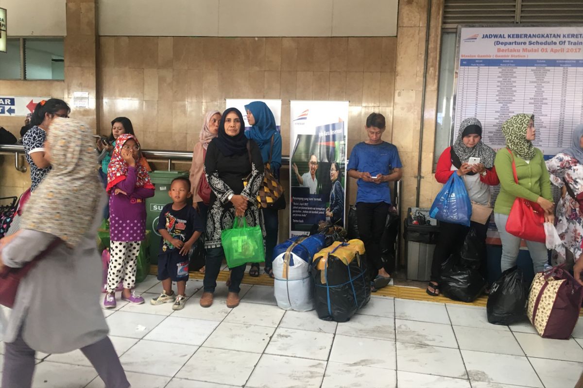 Pengguna Commuter line di Stasiun Tanah Abang usai berbelanja di Pasar Tanah Abang jelang puasa, Jakarta Pusat, Senin (15/5/2017). 