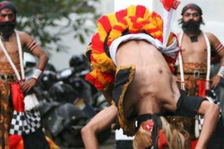 Kesenian tradisional Reog Ponorogo asal Jawa Timur memeriahkan acara Festival Soekarno di Museum Perumusan Naskah Proklamasi, Jakarta, Selasa (1/6/2010).