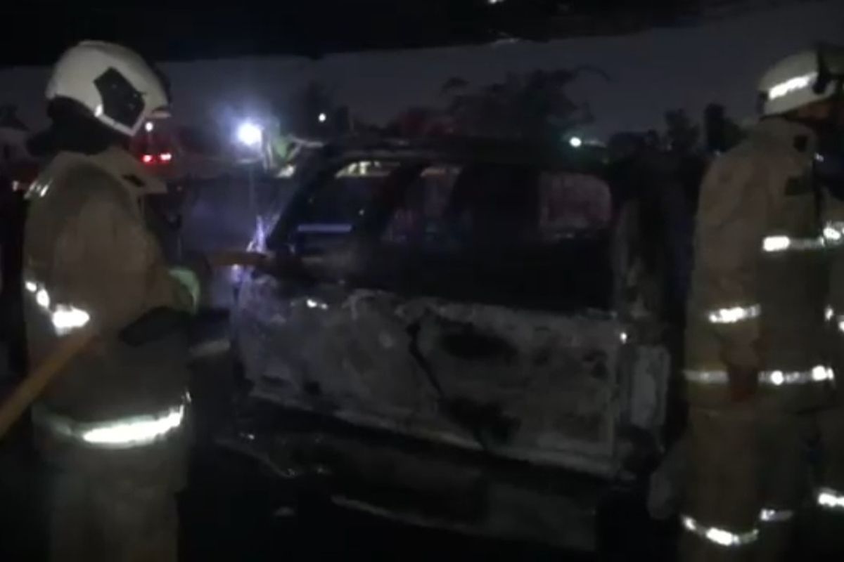 Dua unit kontainer, satu unit mobil, dan satu motor hangus terbakar di sebuah gudang di Jalan BKT, Ujung Menteng, Cakung, Jakarta Timur, Rabu (10/8/2022) malam.