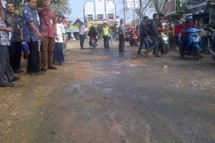 Jalan Cepu - Randu Blatung rusak parah, Jumat (3/7/2015). Jalur itu baru diurug belum lama ini sebelum Gubernur Ganjar Pranowo lewat.