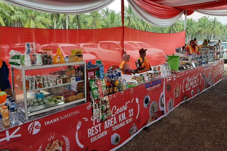 Warung makanan dan minuman yang menjadi UMKM binaan di Rest Area Km 33A Tol Bakauheni-Terbanggi Besar, Lampung.
